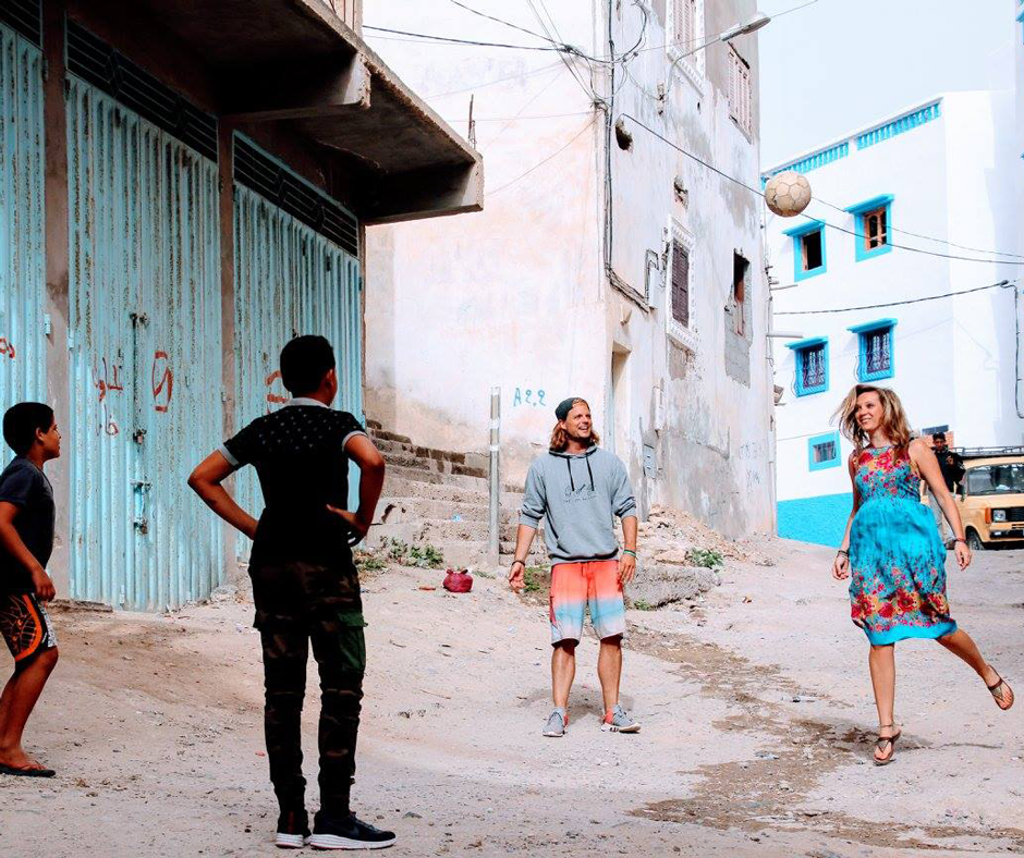 Fußball spielen mit Locals in Taghazout Marokko