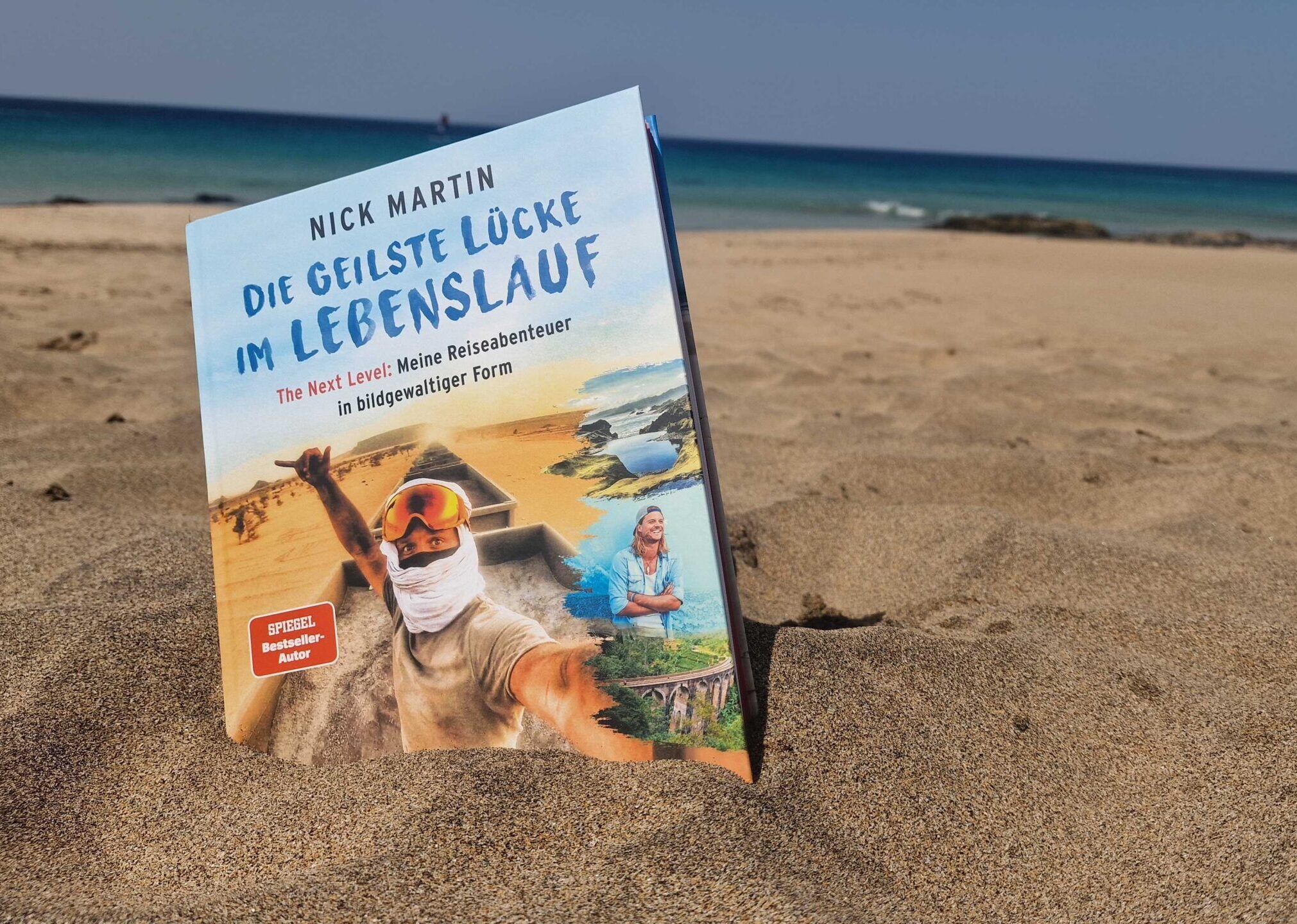 Das neue Buch "The Next Level" am Strand in Fuerteventura