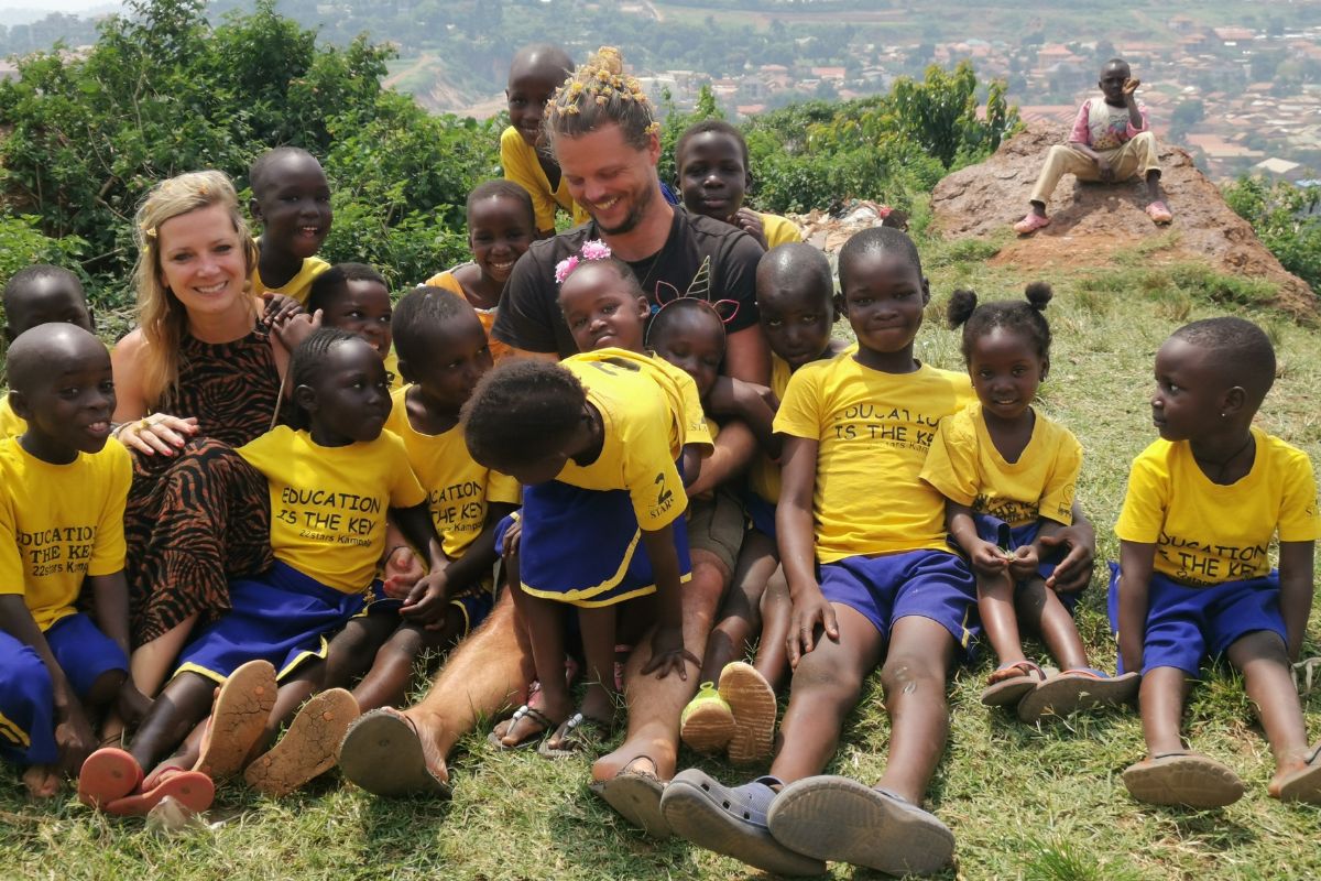 Kids sitzen auf dem Rasen und lachen