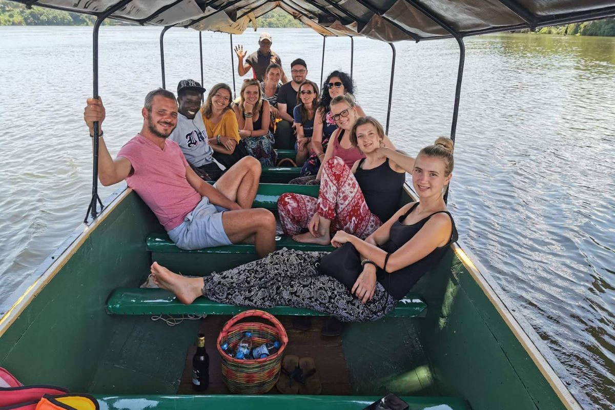 eine Gruppe von Menschen auf einem Boot