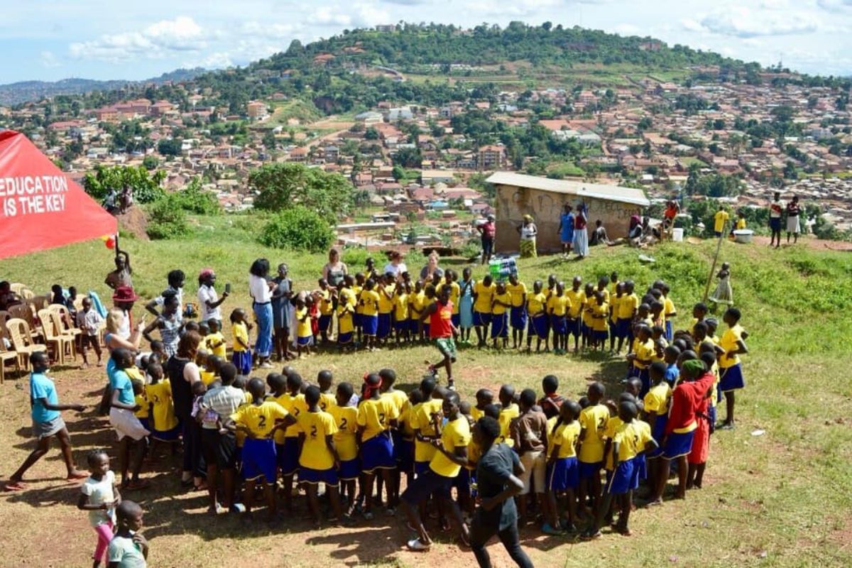 22stars Foundation großer Menschenkreis in Kampala