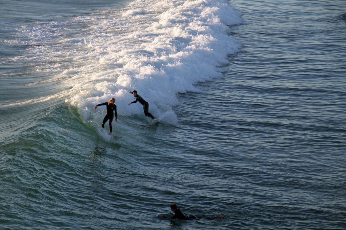 Surfer im Wasser Wellenreiten