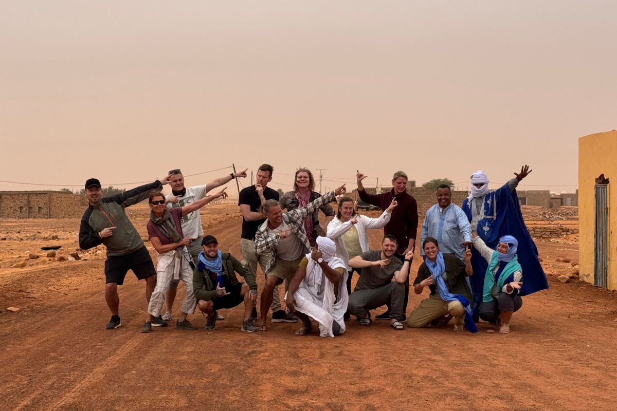 Gruppenfoto vor den Toren Chinguettis im Adventure Camp Mauretanien